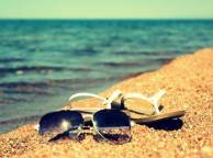 Девушка Лето очки, шлепки, песок, берег, вода, озеро обои рабочий стол