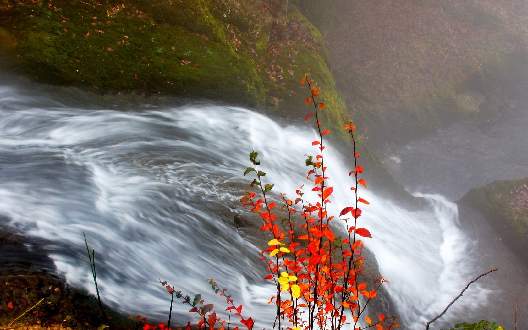 Природа, пейзаж Осень водопад, река,  листья красивые обои рабочий стол