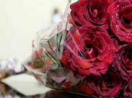 Девушка Розы розы, алые, цветы, букет, макро обои рабочий стол