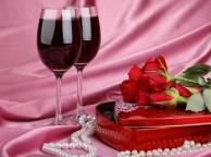 Девушка Розы Роза, Красные розы, красное вино, коробка кофет обои рабочий стол