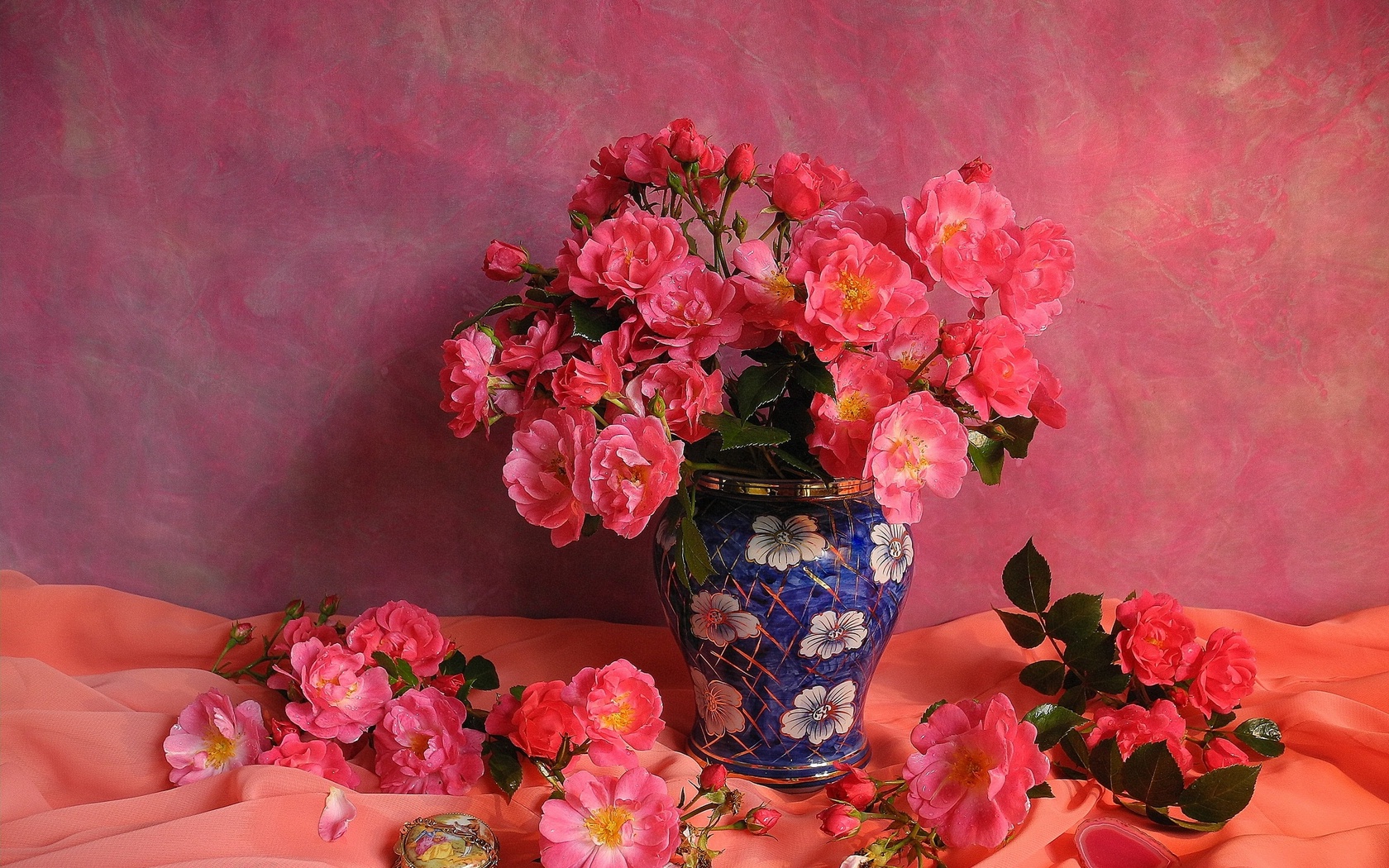 Цветы Розы розы, ваза, лепестки, тюль картинка, обои рабочий стол
