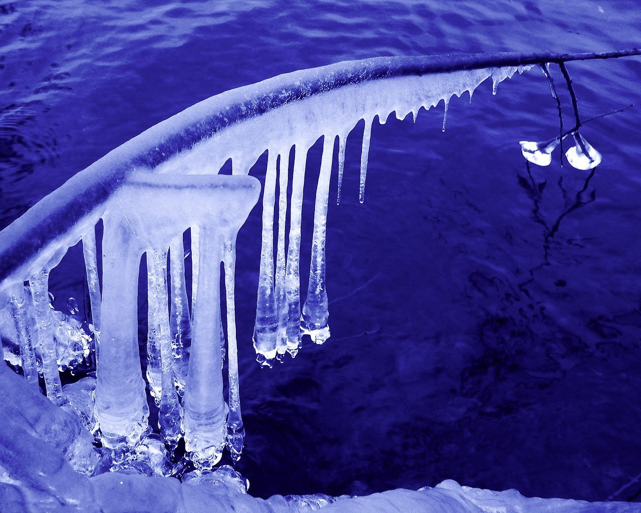 Природа, пейзаж Зима лед, сосульки, вода красивые обои рабочий стол