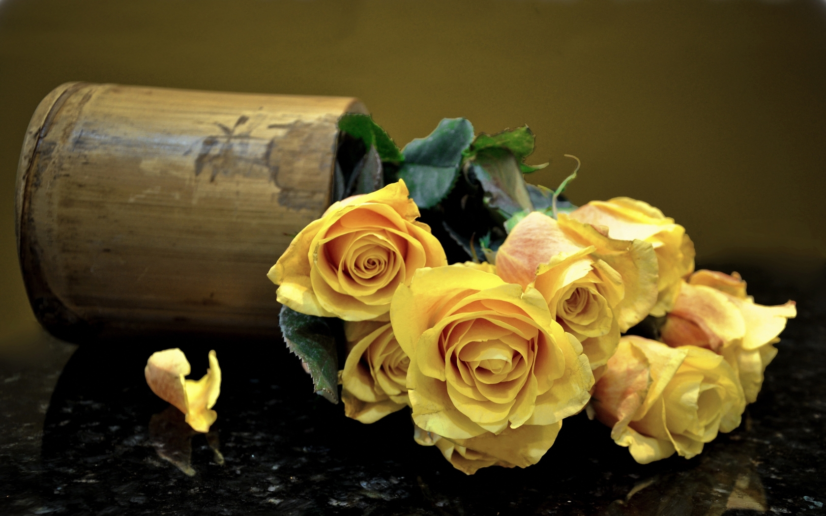 Природа, пейзаж Цветы розы, цветы, ваза, поверхность, листья, желтые красивые обои рабочий стол