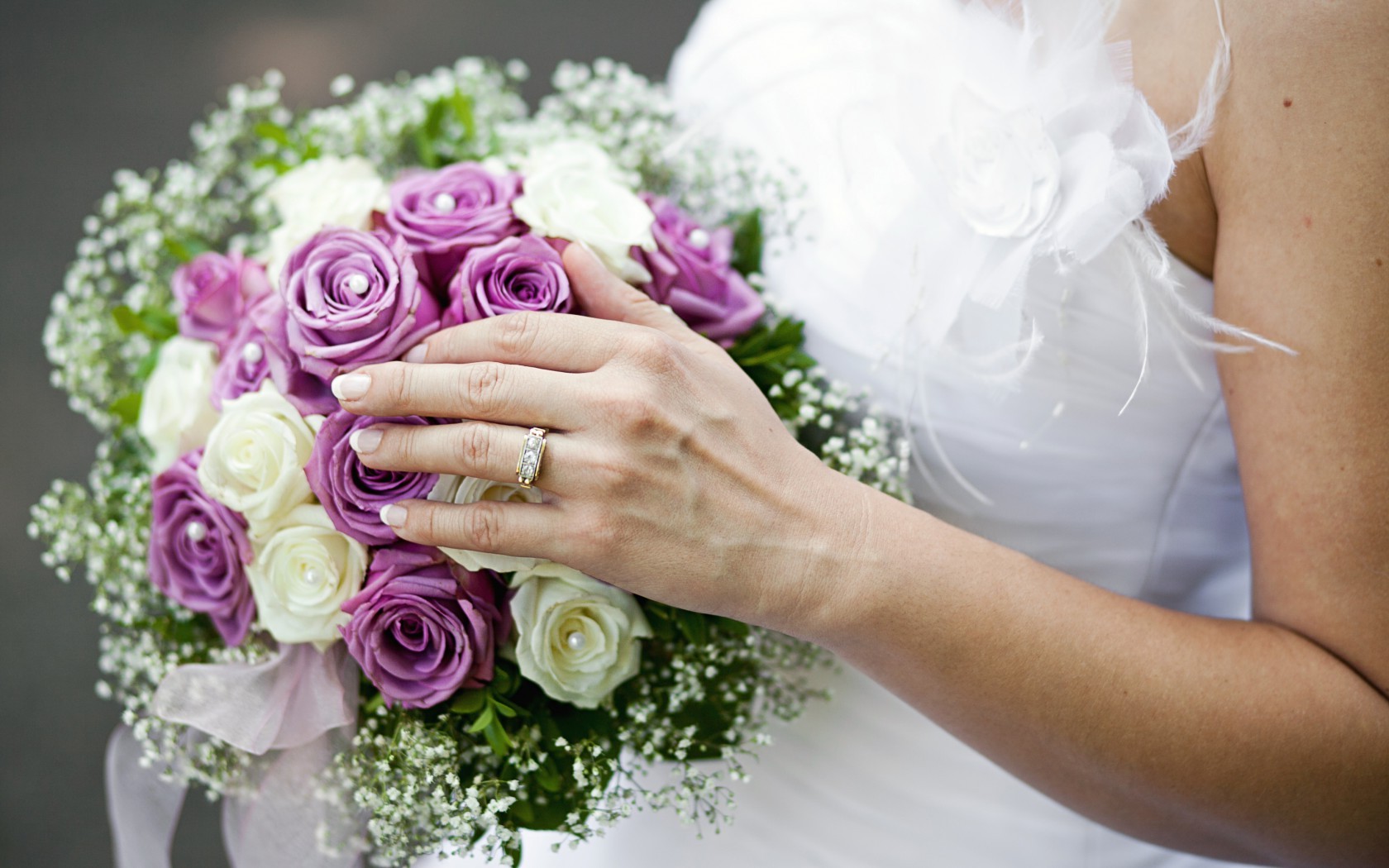  Цветы свадебный букет, кольцо, рука, розы картинка, обои рабочий стол