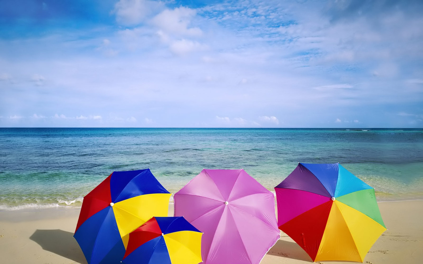 Природа, пейзаж Море зонты, пляж, лето, песок, горизонт, небо красивые обои рабочий стол