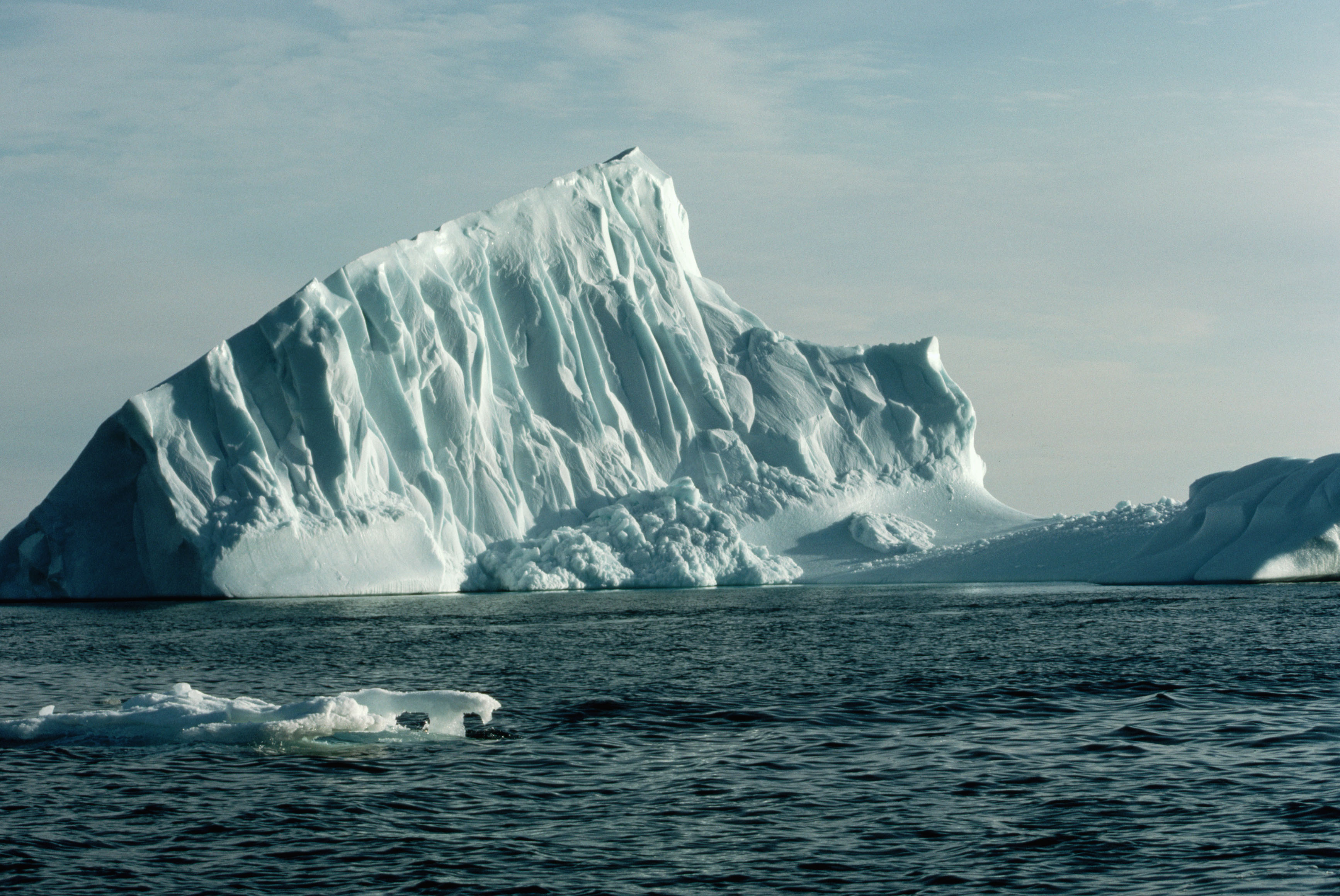 Ледник гидросфера. Ледники и айсберги. Айсберги в Атлантическом океане. Вершина айсберга. Мраморный Айсберг.